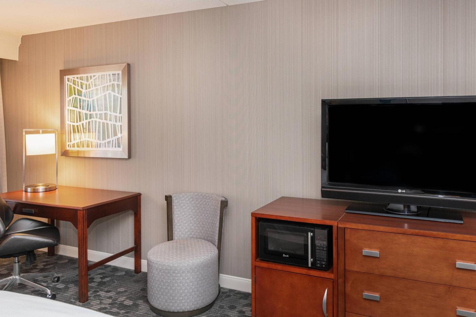 Courtyard By Marriott Bloomington Exterior foto